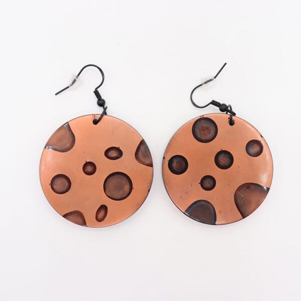Pendientes hechos en resina con efecto gota