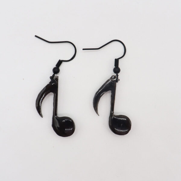 Pendientes de resina con forma de corchea