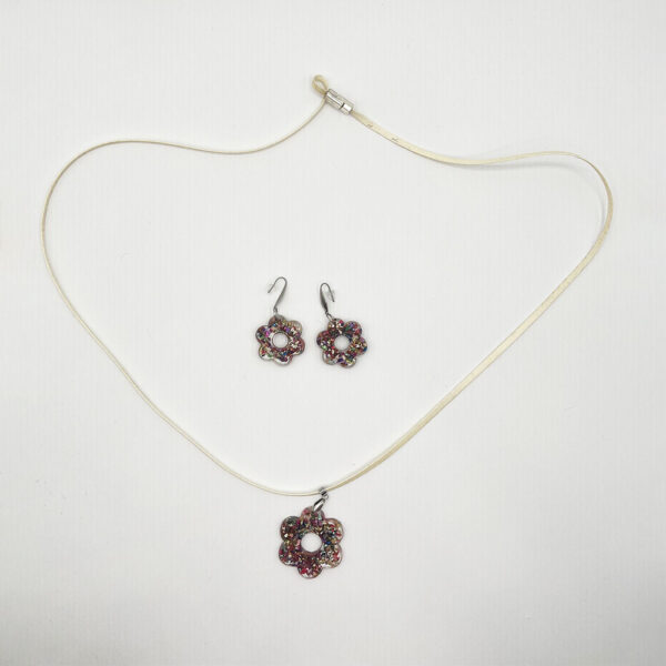 Conjunto flor de piedras encapsuladas en resina