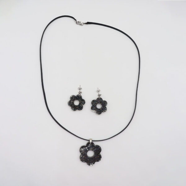 Conjunto flor de piedras encapsuladas en resina - Imagen 2