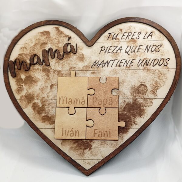 Corazón de madera Mamá con piezas de puzzle