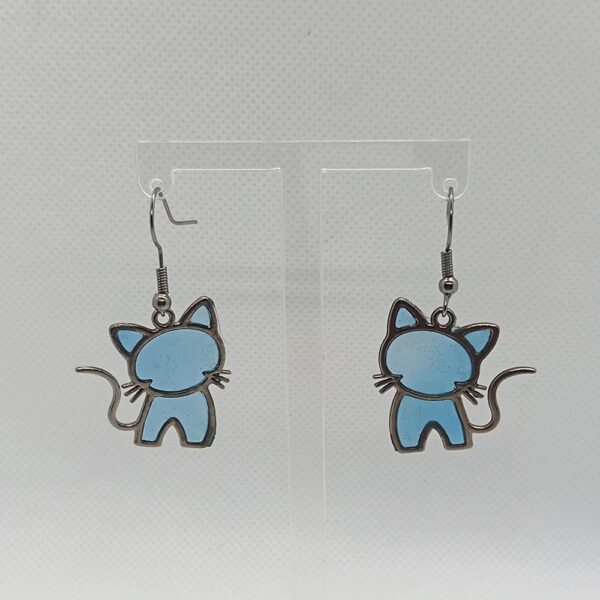 Pendientes Gato Azul – Diseño Encapsulado con Gancho Antialérgico