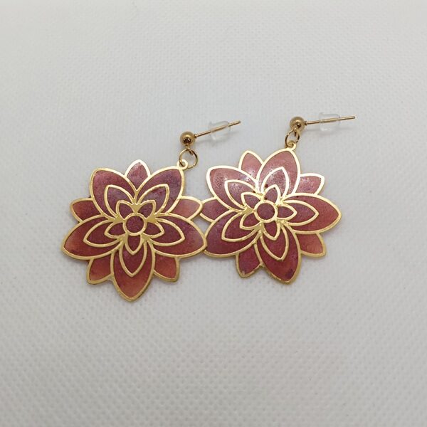 Pendientes flor de loto de acero dorado y resina