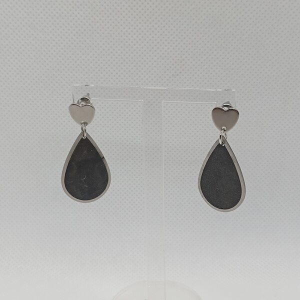 Pendientes Gota Negra – Elegancia en Acero y Resina - Imagen 3