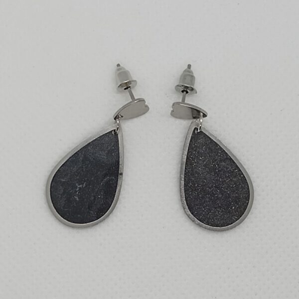 Pendientes Gota Negra – Elegancia en Acero y Resina - Imagen 2