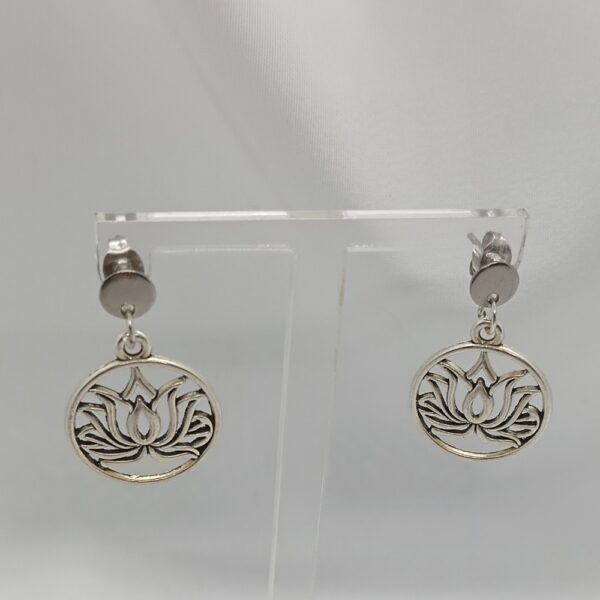 Pendientes Flor de Loto – Equilibrio y elegancia en acero - Imagen 3