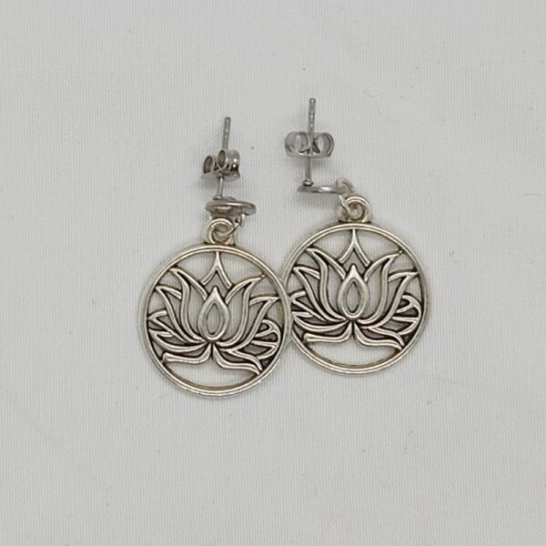 Pendientes Flor de Loto – Equilibrio y elegancia en acero - Imagen 2