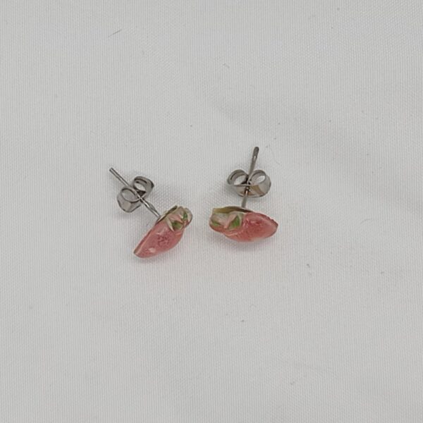Pendientes Mini Fresa – Acero Hipoalergénico y Diseño Frutal Artesanal - Imagen 3